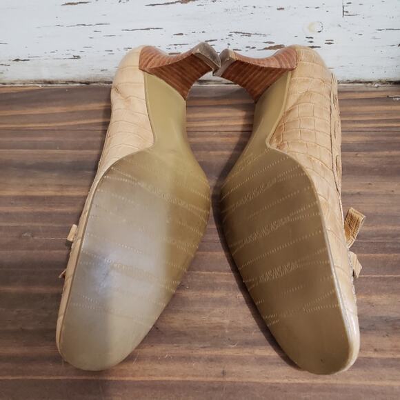 Stuart Weitzman Leather Alligator Nude Kitten Heel Bow Pumps 8 - Picture 8 of 12